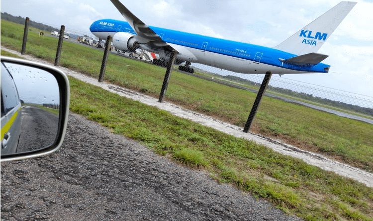 Passagiers KLM-vliegtuig hoorden enorme knal tijdens landing op Luchthaven Zanderij