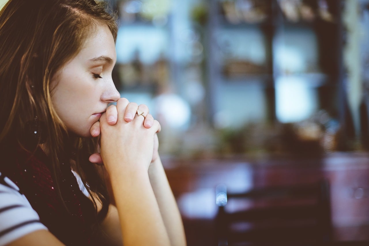 Gelovige vrouw: bidden heeft geen zin als het hoofd is gericht naar het westen