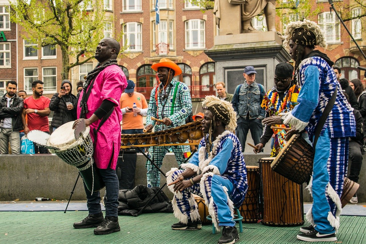 Velen niet blij dat Surinaamse vrouwen dansen voor Nederlandse Koning en gezin