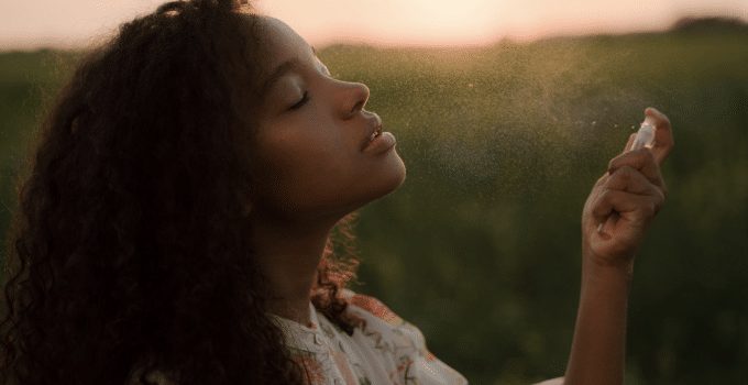 Vrouwen die te veel zoete parfum op hun lichaam sprayen stoten mannen juist af