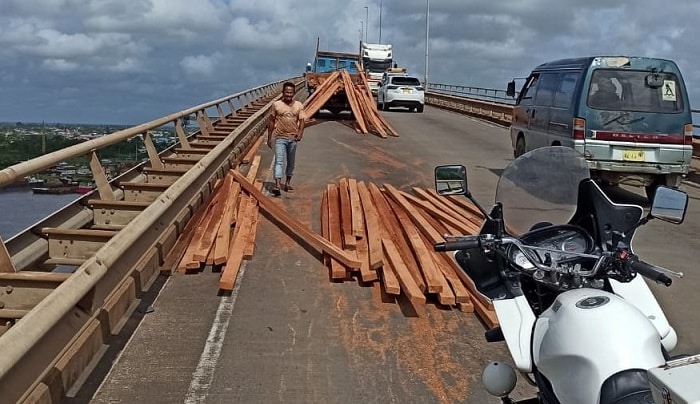 Deel lading hout in pick-up valt op Wijdenboschbrug