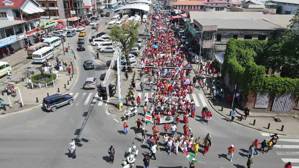 Spirituele demonstratie Inheemsen nu gaande in binnenstad Paramaribo