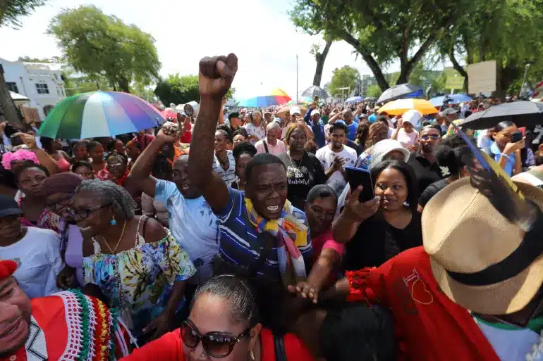 IMF-lening- en schuldsaneringsprogramma in Suriname gaat door te midden van grote ontevredenheid