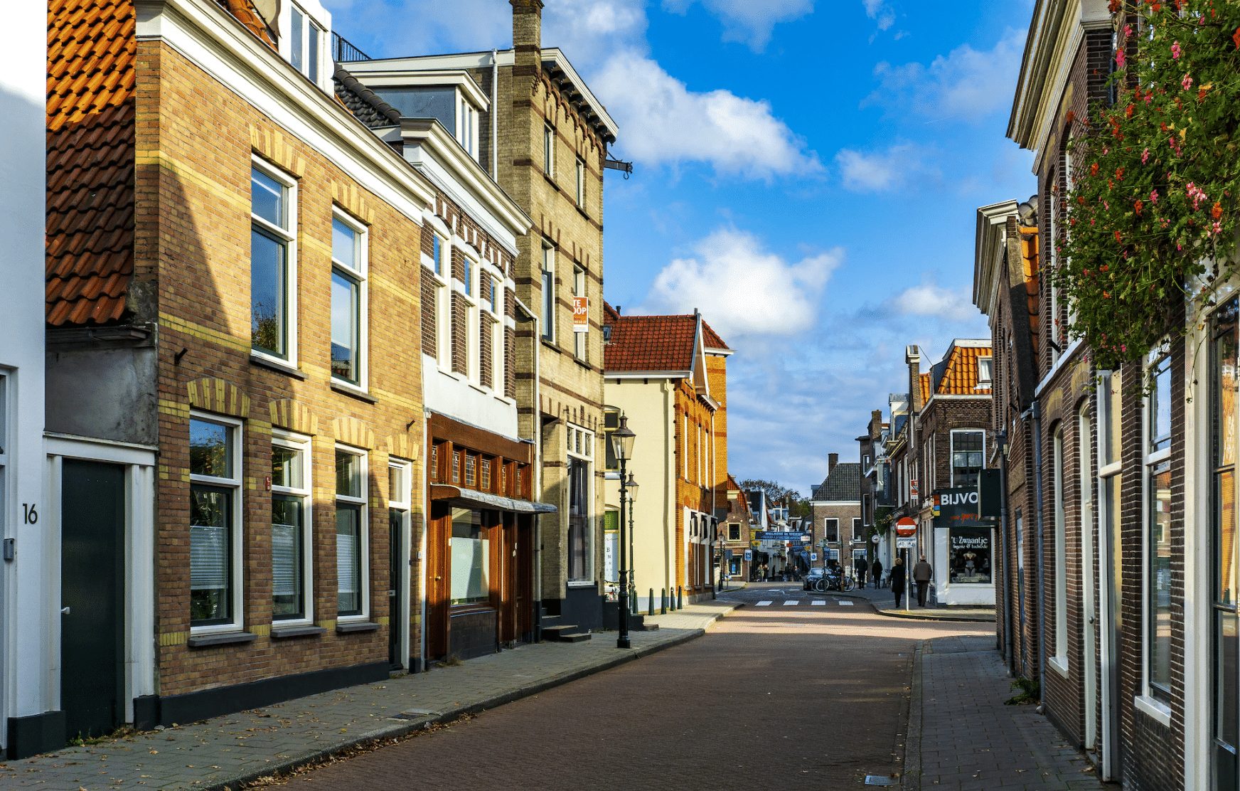 In Suriname zijn wij luxueus ingesteld en weigeren te wonen in rijtjeshuisjes: vrijstaand is de norm