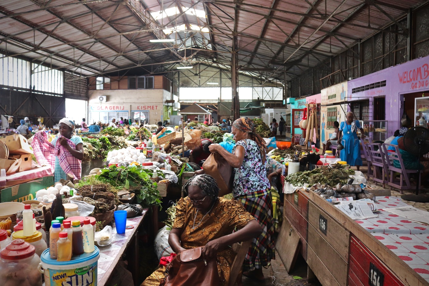 Marktverkopers Vreedzaam Markt bespreken problemen met minister Emanuël