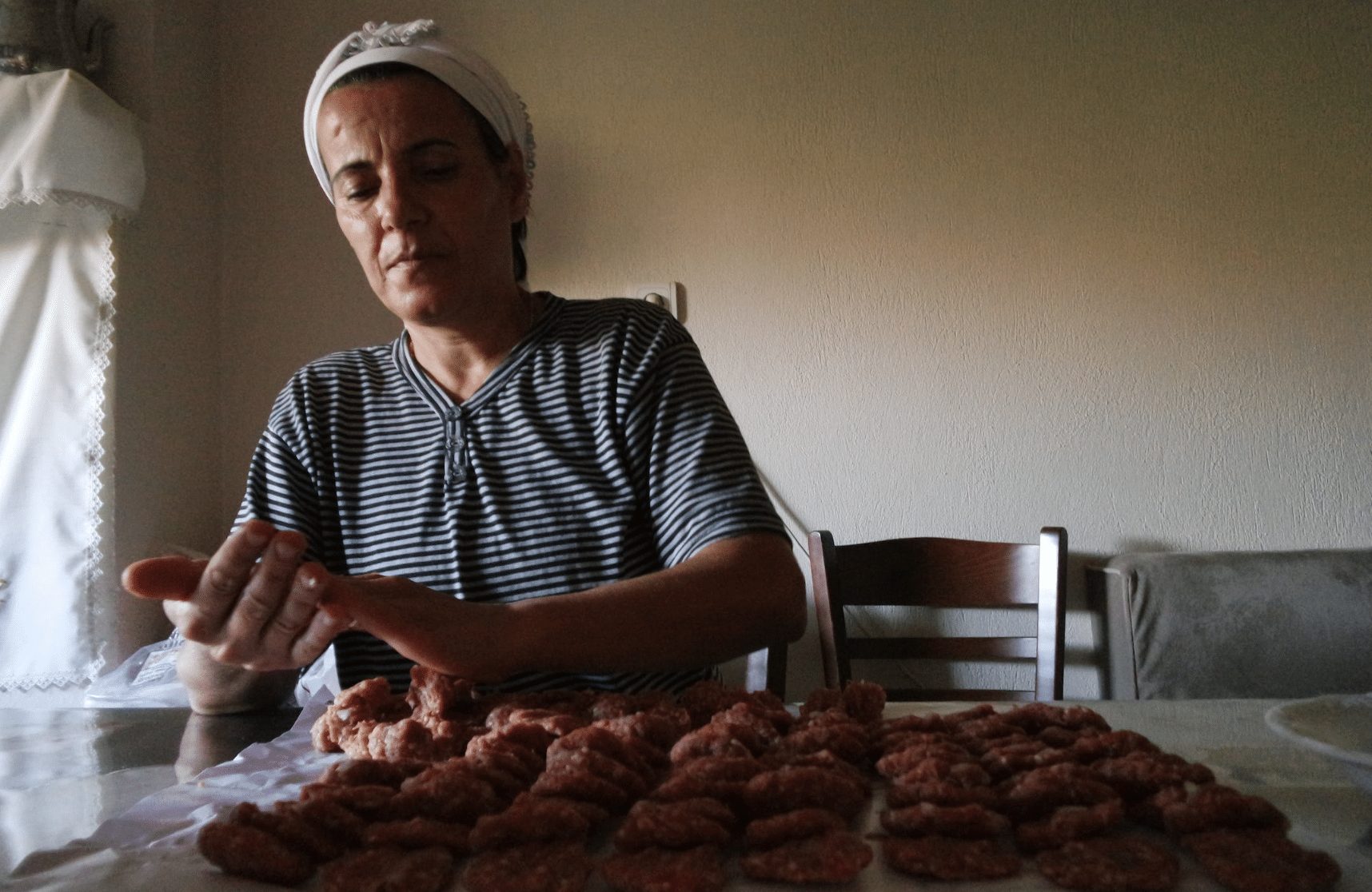 Echtgenoot slaat de hand aan zichzelf omdat zijn vrouw weigert kip voor hem te koken