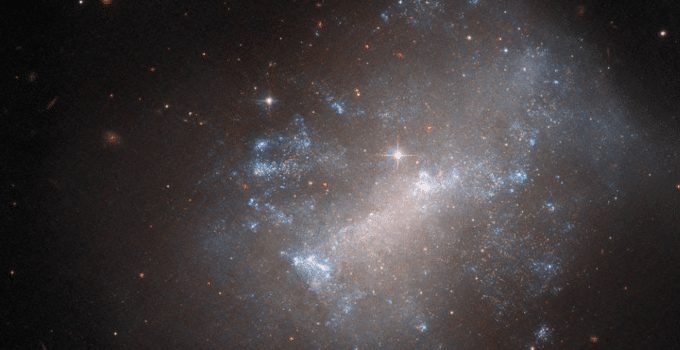 Hubble telescoop onthult NGC 7292: een onregelmatig sterrenstelsel met lage oppervlaktehelderheid