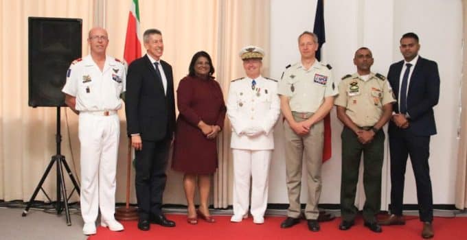 Franse generaal-majoor Buisson gedecoreerd met medaille voor speciale verdiensten