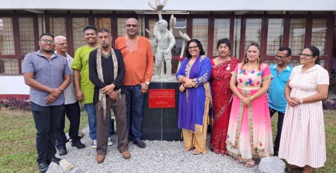 Onthulling monument Hindi Parishad