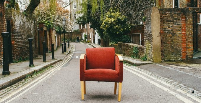 Man die weigert op stoelen openbare plekken te zitten: ‘Het is niet hygiënisch’