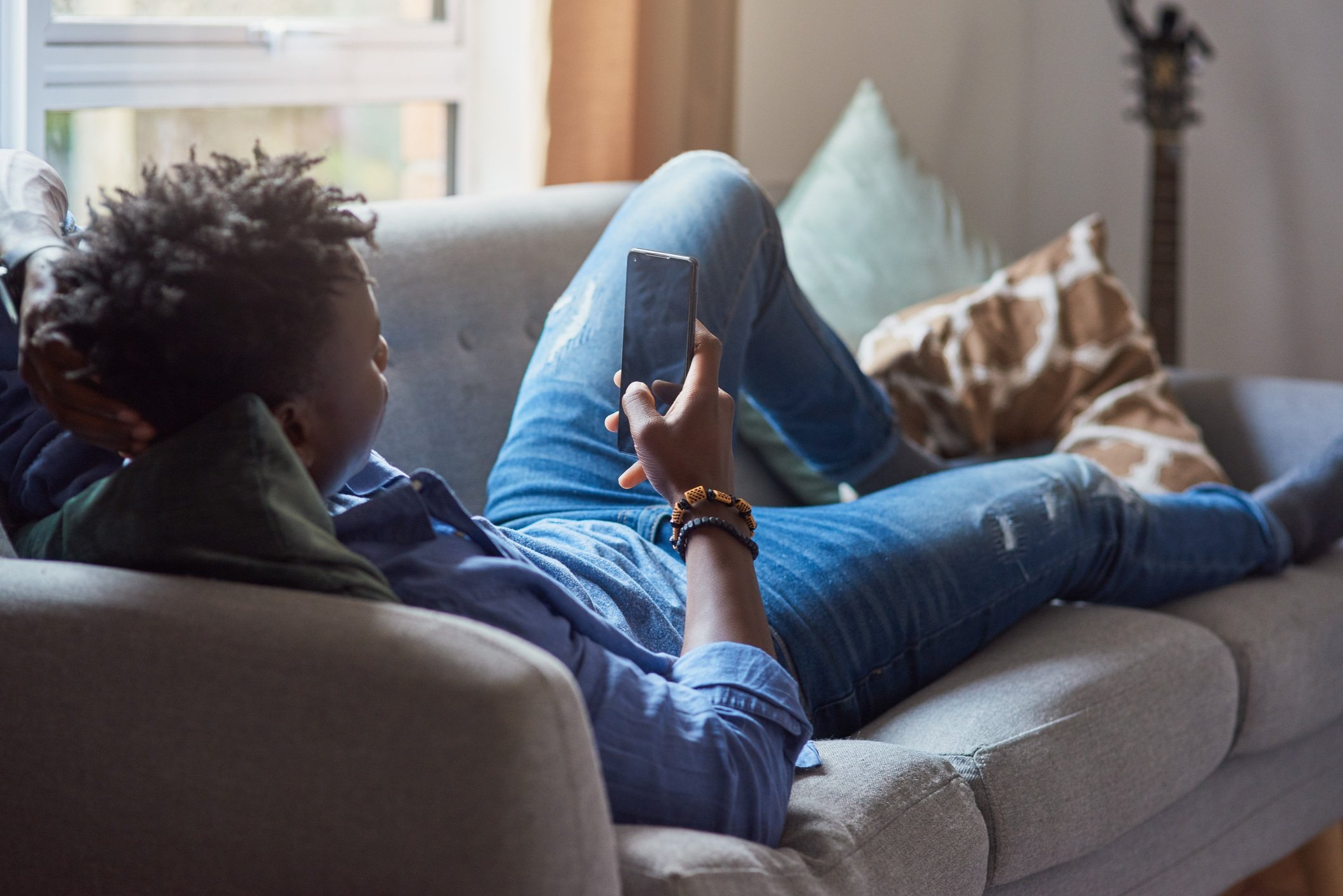 man telefoon dutje siesta liggen bank thuis