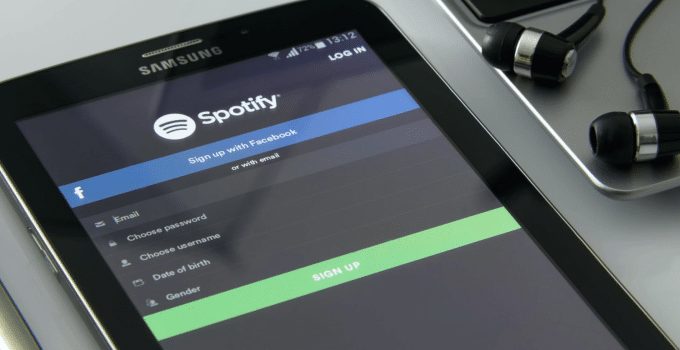 Bekende muzikant noemt streamingdienst Spotify ‘grote criminelen’