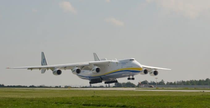 Antonov zet wielen aan de grond op Zanderij