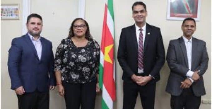 PAHO/WHO-vertegenwoordiger in Suriname op bezoek bij minister Ramadhin