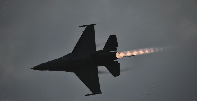 f 16 straaljager