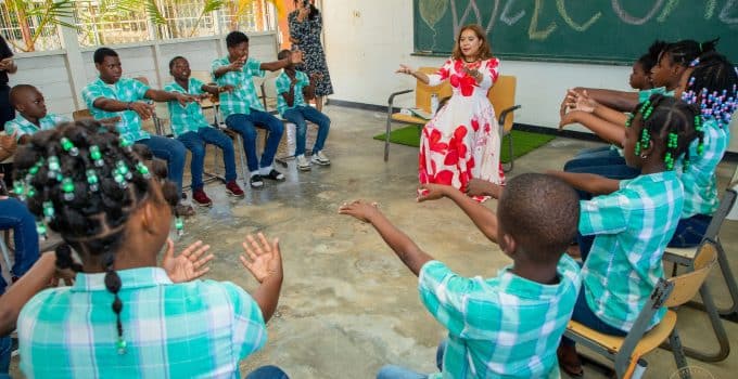 First lady Santokhi-Seenacherry naar scholen voor “Me Time” project