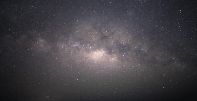 Unieke kosmische gebeurtenis: Ster verslonden en uitgespuwd door zwart gat