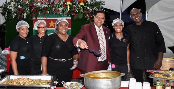 Chef-kok Jethro Wirht presenteert Surinaams cuisine tijdens herdenking 50 jaar Caricom op Trinidad & Tobago