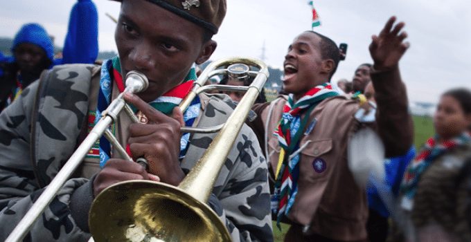 Rondmars in binnenstad Paramaribo vanwege 99 jaar padvinderij in Suriname