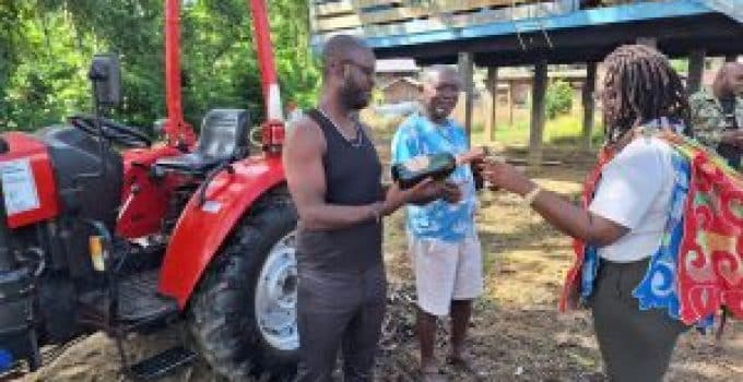 Dorp Atemsa krijgt tractor voor bevordering project hooglandrijst