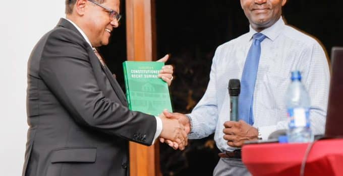 Handboek Constitutioneel Recht moet kennis en inzicht constitutie in Suriname en naleving Grondwet vergroten