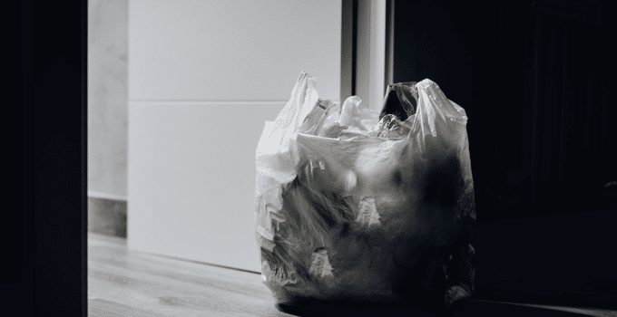 Moeder doet schokkende ontdekking in kamer zoon: vindt lijk vrouw gewikkeld in plastic (VIDEO)