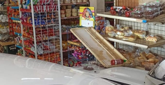 Auto rolt supermarkt binnen, geen gewonden