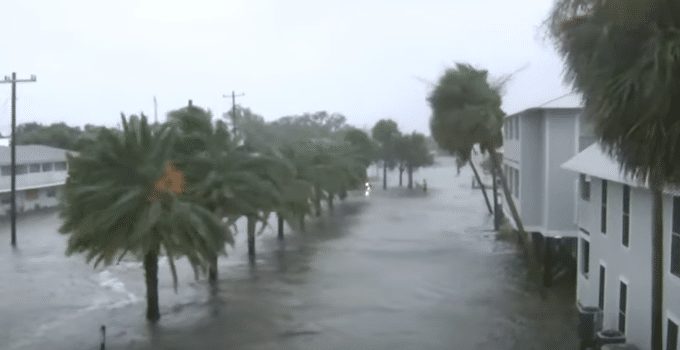 Orkaan Idalia treft Florida met overstromingen en stroomuitval