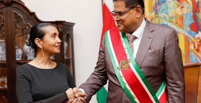 Beëdiging pg impuls die bijdraagt aan versterking Surinaamse rechtsstaat, Brunswijk buigt zich neer bij besluit