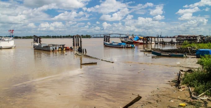 15- jarige jongen gooit dure sieraden van zijn stiefvader in Surinamerivier