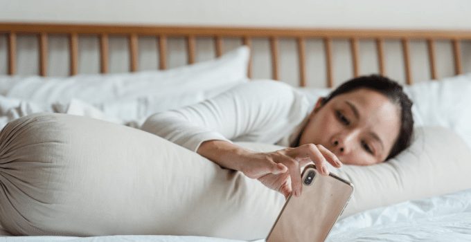 vrouw dame bellen telefoon bed