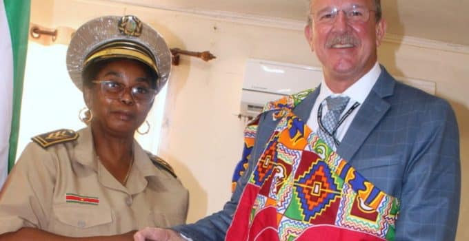 Amerikaanse ambassadeur Robert Faucher bezoekt District Para in Suriname