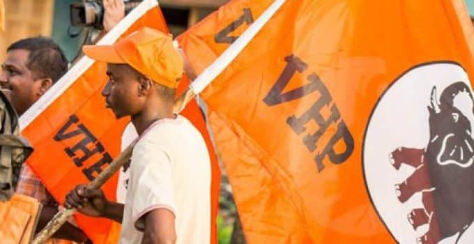 Een man met de VHP vlag in Munder. Foto Kishan Ramsukul 470x260 1