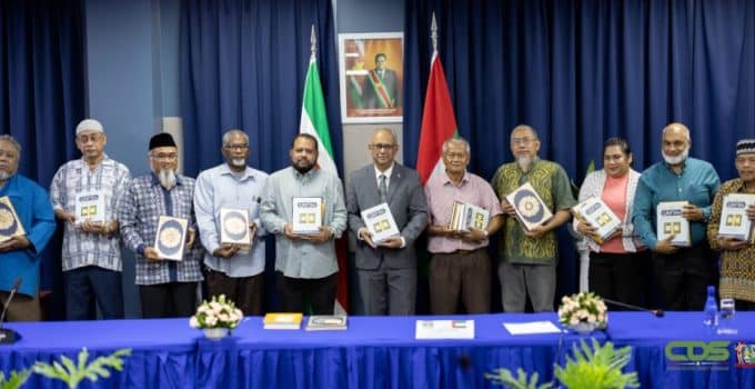 Verenigde Arabische Emiraten doneert 500 Korans aan Suriname