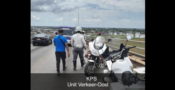 Heldhaftige redding van man op Wijdenboschbrug