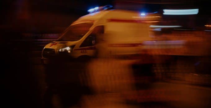 Auto rijdt in op groep aanwezigen, inclusief baby