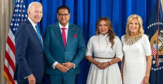 Amerikaanse president Biden herbevestigt relatie met Suriname