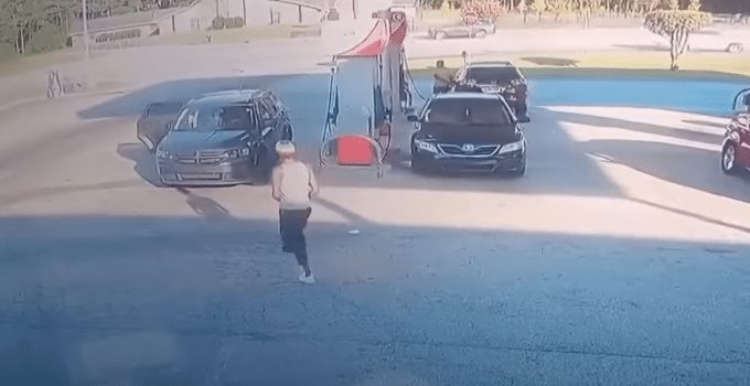 7-jarige zoon in hoofd geschoten bij pompstation nadat vader wapen in auto laat liggen (VIDEO)