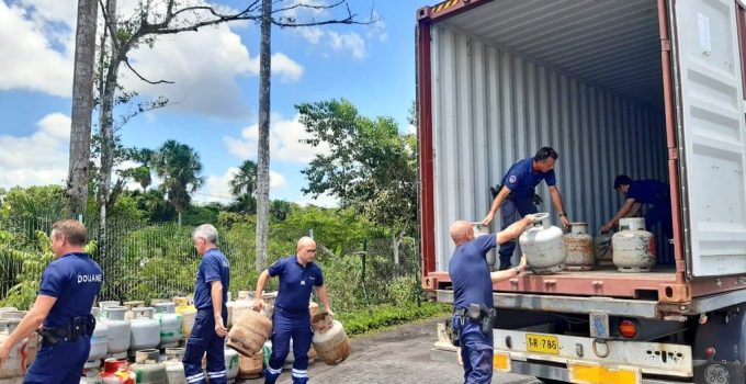 Fransen geven 102 gesmokkelde gasflessen terug aan Suriname in grensoverschrijdende samenwerking