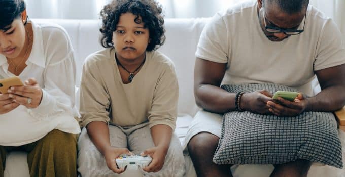 gamen mobiel telefoon gezin familie smartphone sociale media