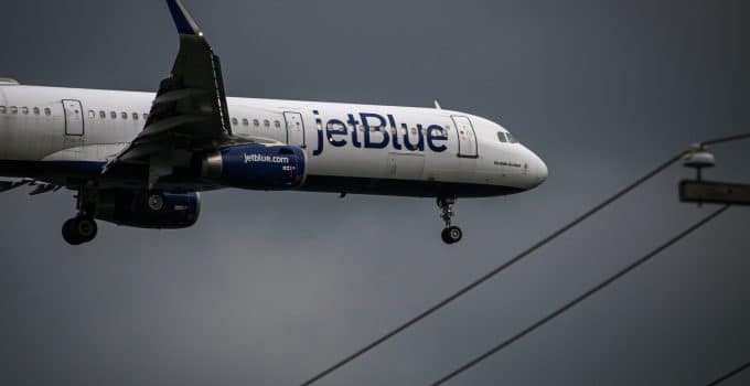 Amerikaanse airline JetBlue dient klacht in tegen Schiphol wegens capaciteitsverminderingen