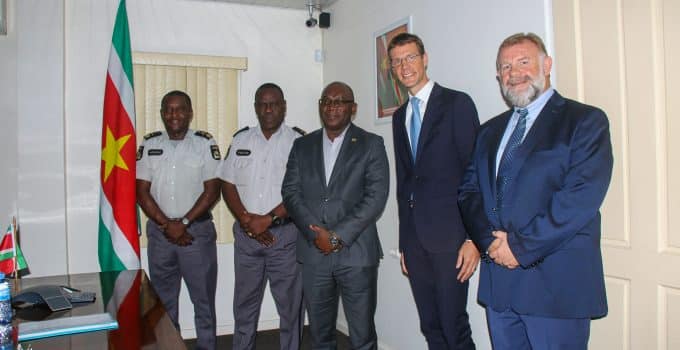 Juspol en Newmont verlengen succesvolle samenwerking voor verbeterde politiezorg in Oost-Suriname