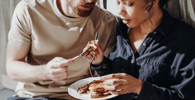 man vrouw koppel relatie eten koken