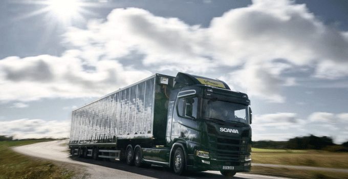 Scania test vrachtwagen met zonnepanelen om duurzame transport te stimuleren