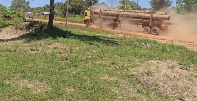 Inheemse gemeenschappen in West-Suriname alarmeren over asociaal gedrag houttruckbestuurders en verwaarloosde brug