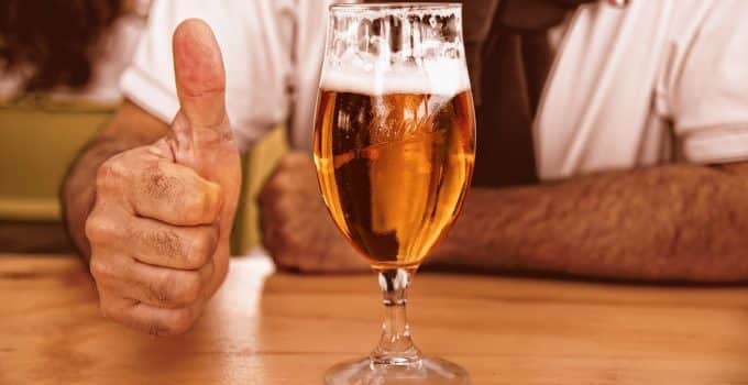 Surinaamse arts onder vuur voor alcoholgebruik in uitgaansleven