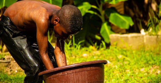 hittegolf warmte water jongen zon