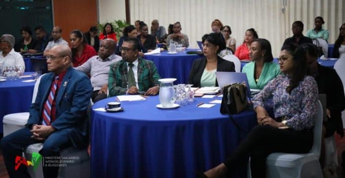 Stakeholder-debatten over Ontslagwet in Suriname