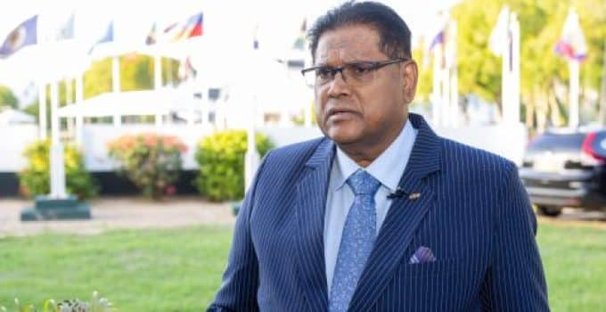 Surinaamse president onder vuur op social media, beschuldigingen van noodtoestand als machtsmiddel