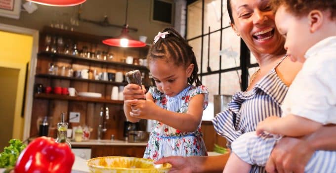 Creatieve ouders vinden culinaire oplossingen door stijgende kosten van uit eten